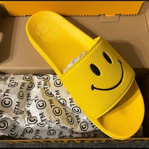 Chinatown Market Smiley Face Slides / Sandals Yellow & Black New In Box
